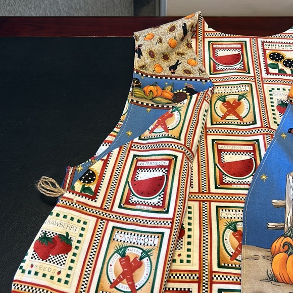 Hand crafted fall vest. Flannel inside, cotton fabric outside. Finished seems. - Picture 7 of 11